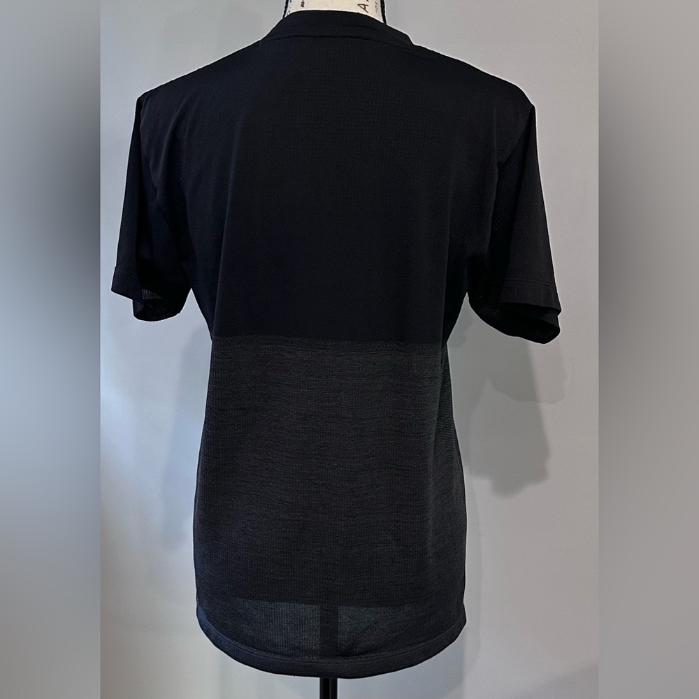 🖤Uniqlo Men’s Colorblock Crew Neck T-Shirt - Gray and Black, Size XS🖤 - Picture 4 of 8